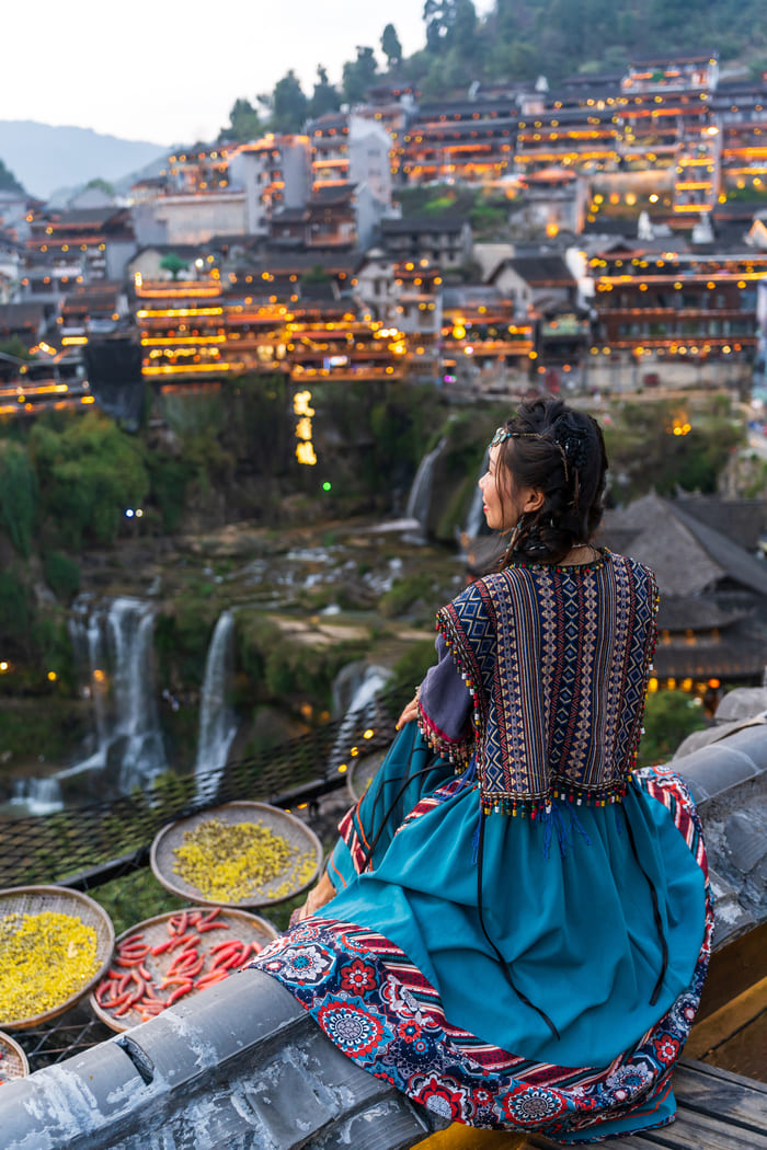 mujer con vista a la Ciudad Antigua de Furong