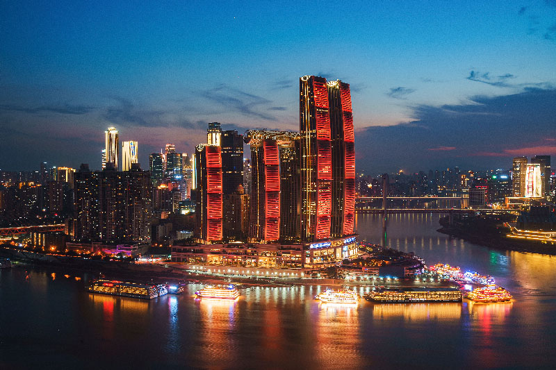 vista nocturna del Raffles City Chongqing en China