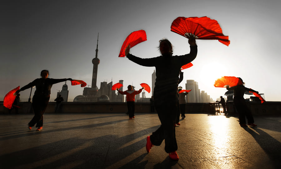 bailarines en la danza tradicional china con abanicos