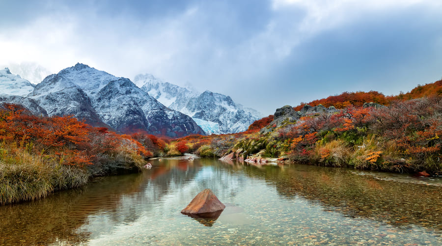 hermoso paisaje con montaña en la provincia de Yunnan China