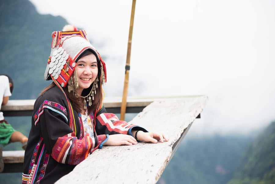 mujer Asiatica en un mirador en Yunnan China